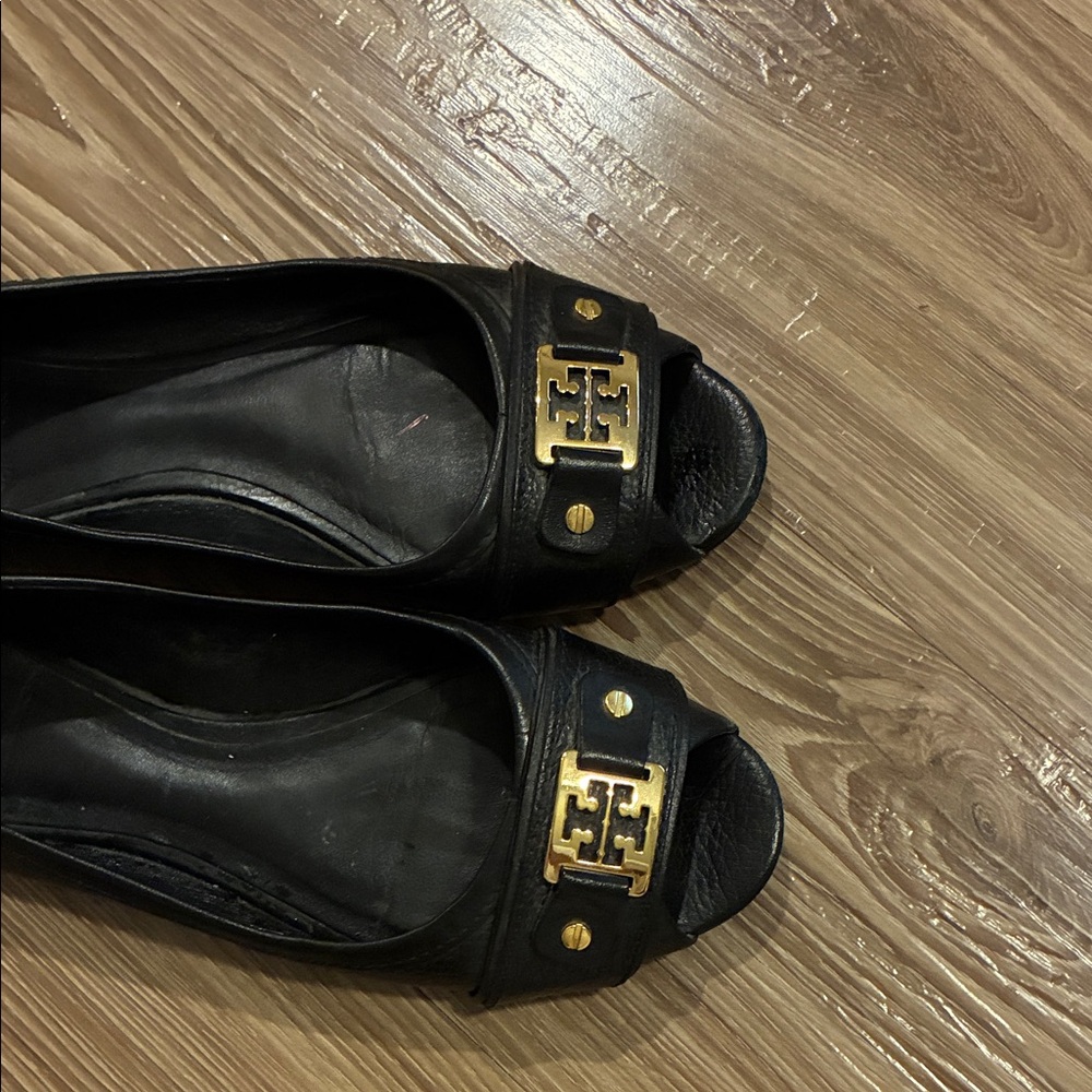 Tory Burch open  toed Black Flats with Gold Logo - Picture 2 of 3